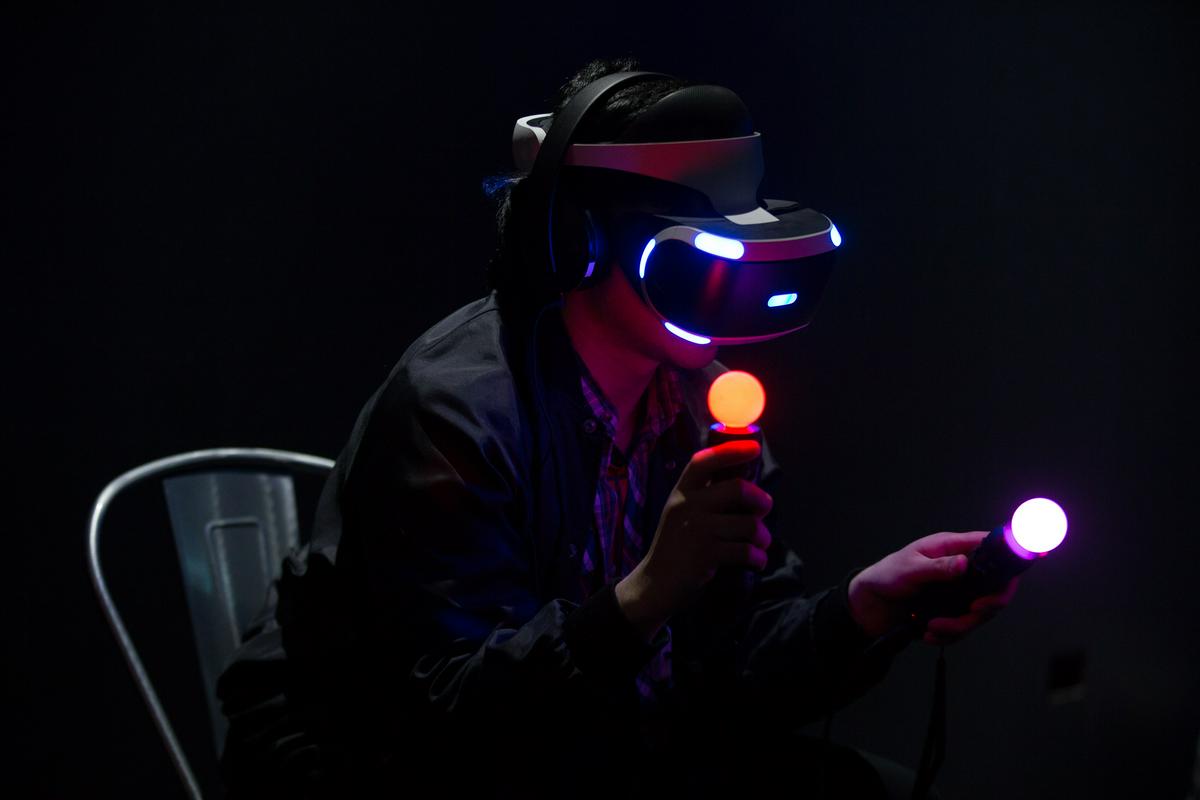 Virtualna resničnost postaja vse bolj priljubljena, a je zanjo potrebno precej dodatne opreme. Foto: EPA