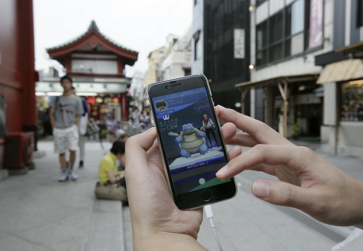 Mobilni telefoni, na fotografiji nekoč viralna igra Pokemon Go, so prevzeli vlogo računalnikov in konzol. Foto: EPA