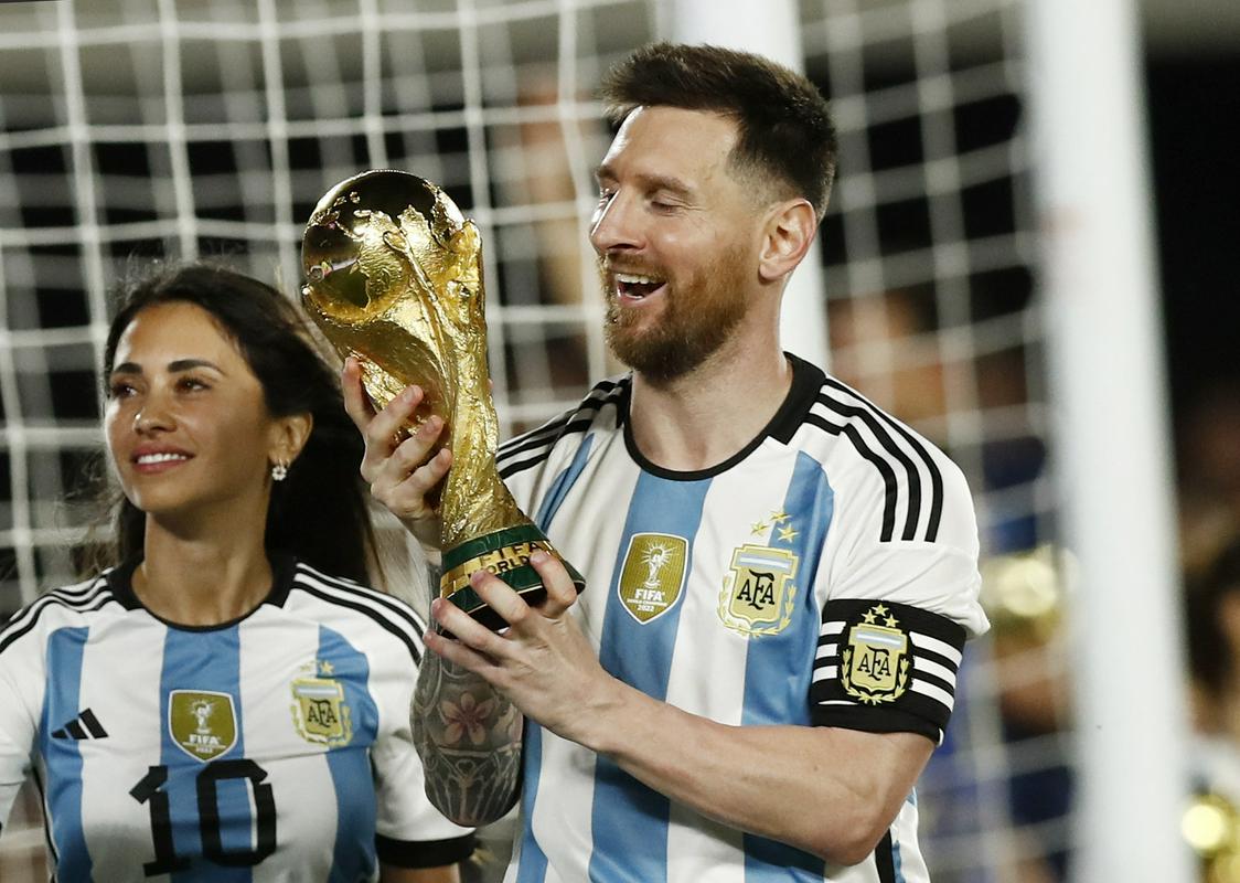 Lionel Messi je dvakrat s prostega strela zadel okvir vrat, ob koncu srečanja pa le zatresel mrežo. Foto: Reuters