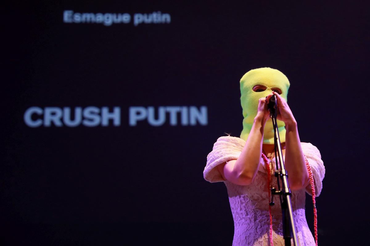 Na začetku letošnjega leta so Pussy Riot v Los Angelesu uprizorile performans Pussy Riot: Putin’s Ashes. Ruski mediji so poročali, da bo Nadja Tolokonikova, ena od organizatork, zaradi tega najverjetneje sodno preganjana. Foto: EPA