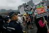 V Hongkongu pod strogim nadzorom policije prvi protest po letu 2020