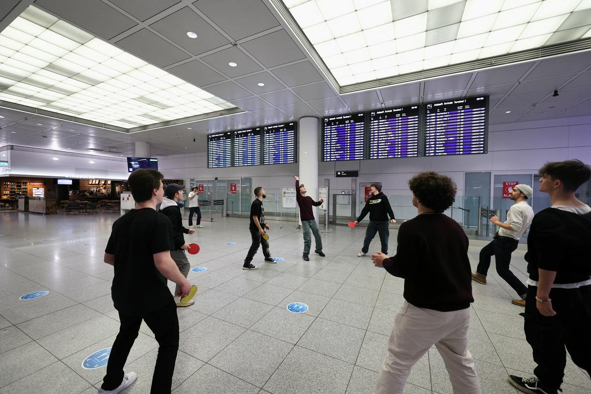 Znova bo tudi obstal promet na letališčih. Foto: Reuters