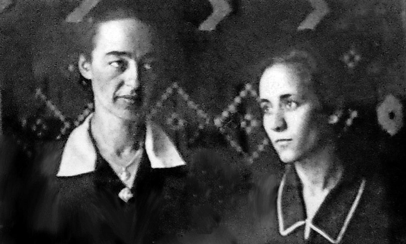 Komaj osemnajstletna Agnes Gonxhe Bojaxhiu (na desni), danes bolj znana kot mati Terezija, in starejša Barbara Kajnč (sestra Magdalena) (na levi) pred odhodom. Vir: Archiv der Congregatio Jesu, srednjeevropska provinca, zbirka AIM