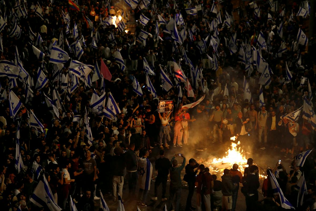 Izrael je zaradi pravosodne reforme prizorišče rednih množičnih protestov. Foto: Reuters