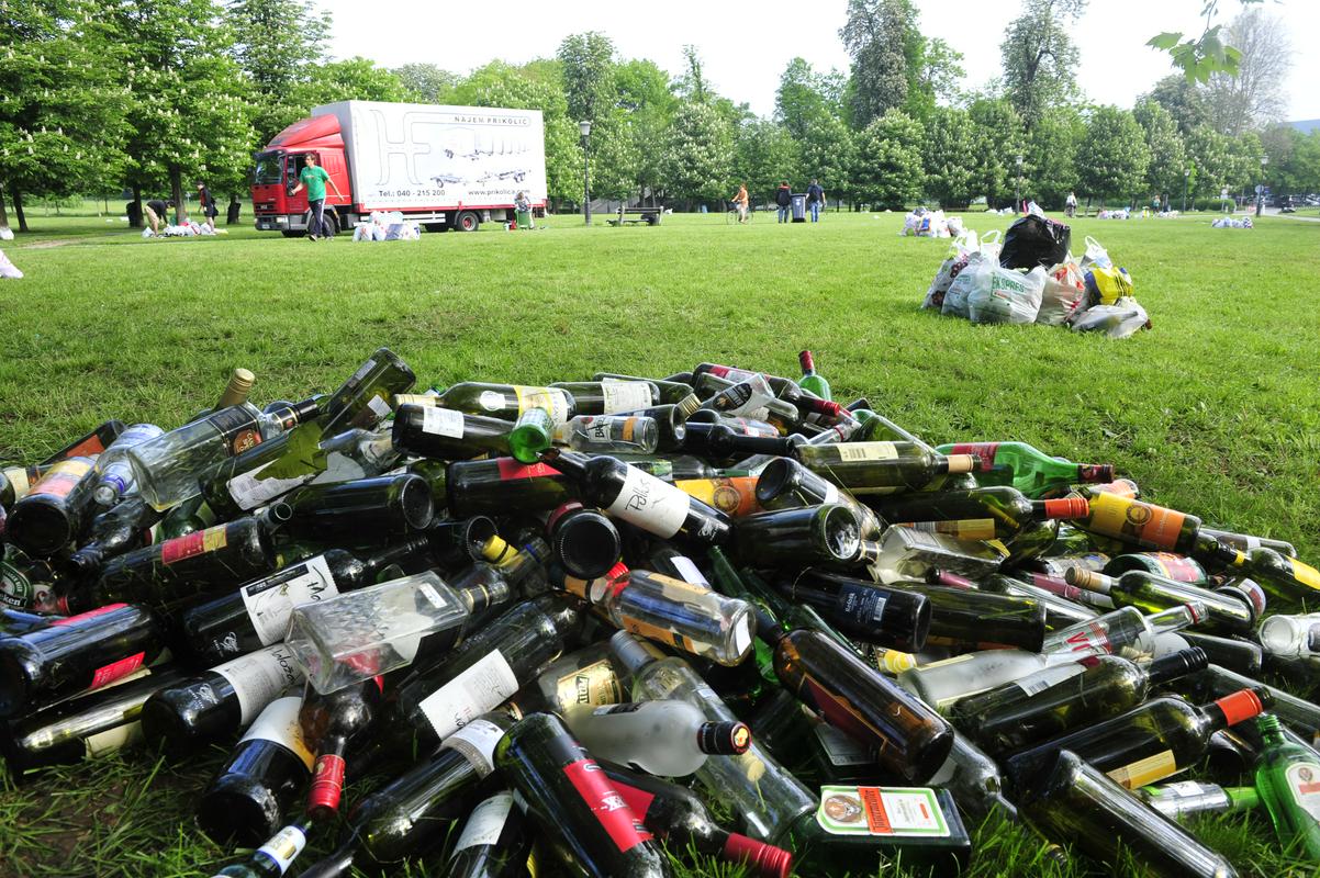 Odpadne steklenice po javnem dogodku. Foto: BoBo/Srdjan Živulović