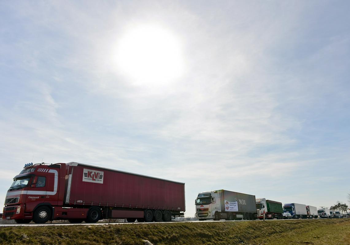 Tovornjaki so prevladujoč način prevoza blaga po Evropski uniji. Foto: EPA