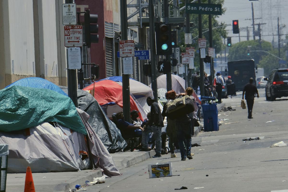 V Los Angelesu s skoraj štirimi milijoni prebivalcev živi tudi okoli 42.000 brezdomcev. Fotografija šotorov na prometni ulici je iz leta 2019. Foto: AP