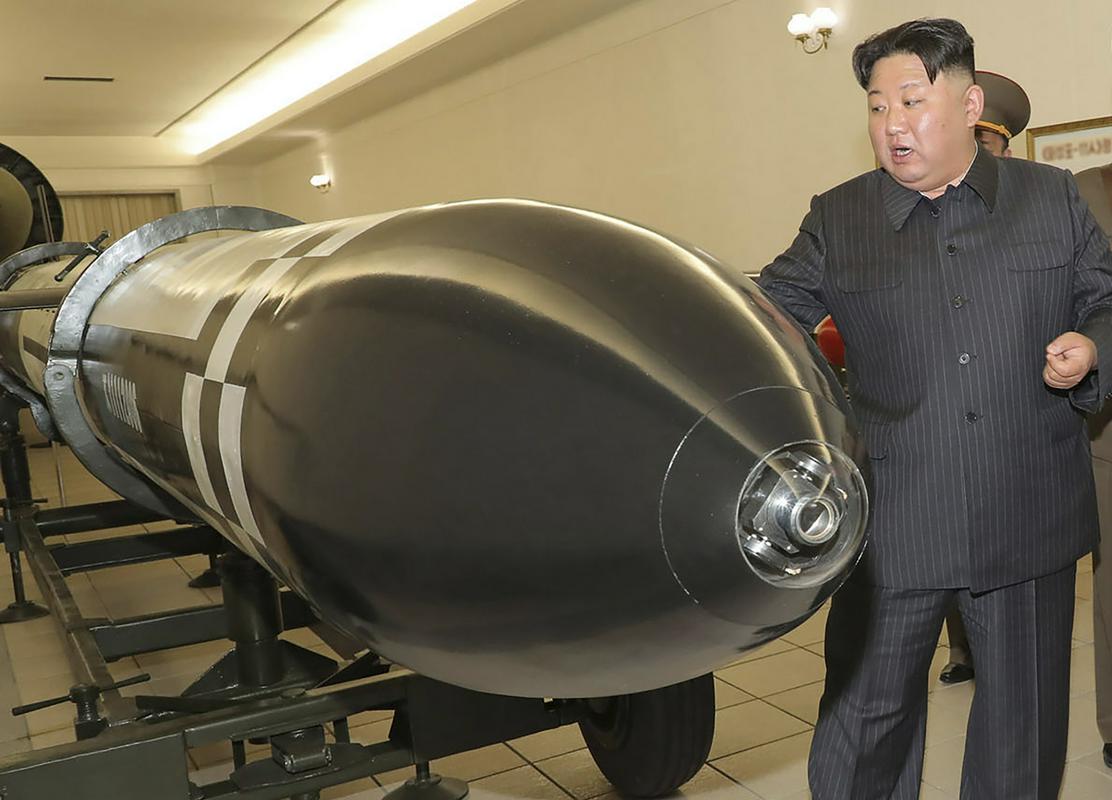 Kim Džong Un si je po navedbah južnokorejske tiskovne agencije na inštitutu ogledal deset jedrskih konic. Foto: AP