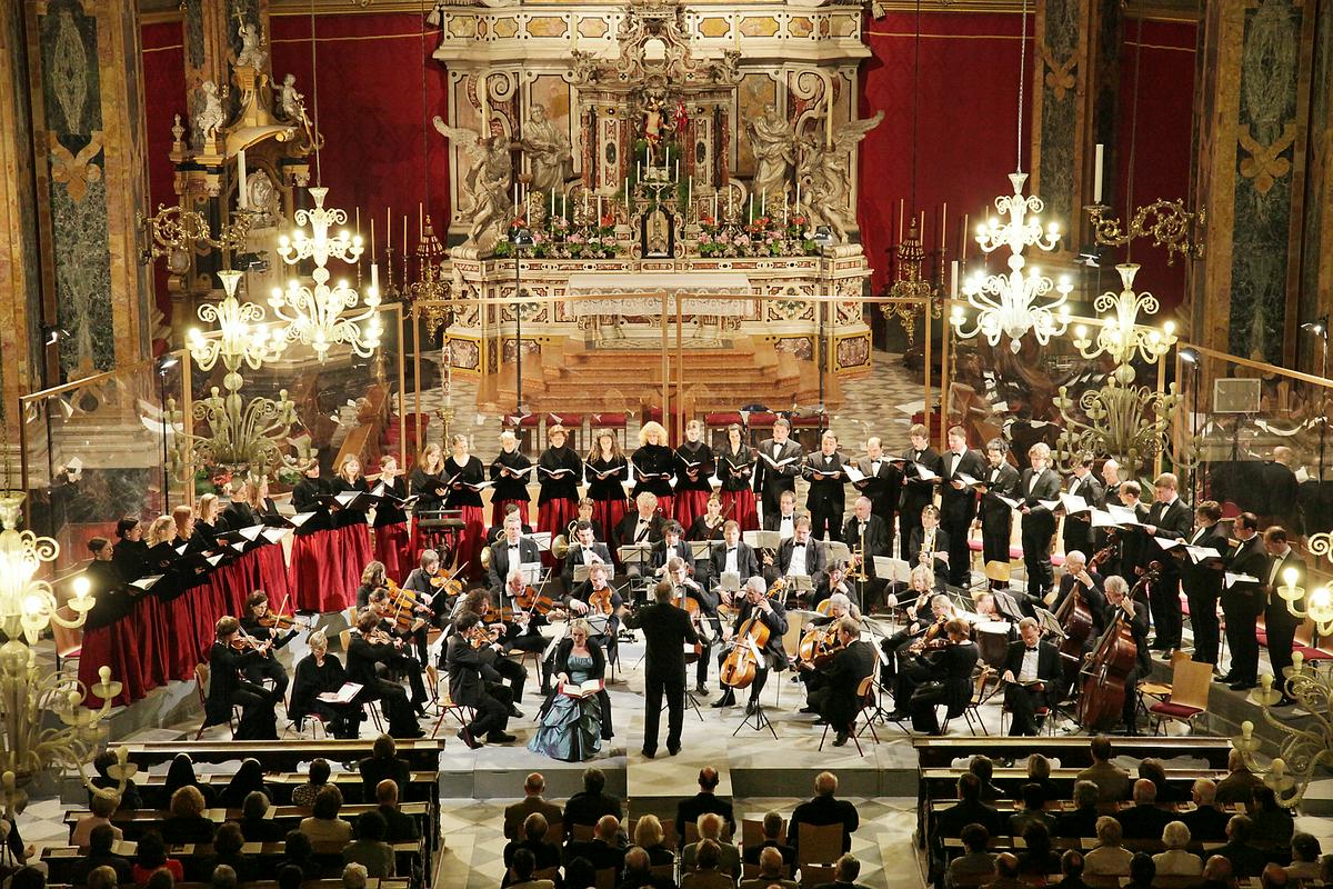 Dvorna kapela Stuttgart, ki bo nocoj nastopila v Cankarjevem domu v Ljubljani, se posveča zlasti glasbi baroka in klasicizma, pri muziciranju pa sledi dognanjem o zgodovinski izvajalski praksi. Foto: Eichbichler