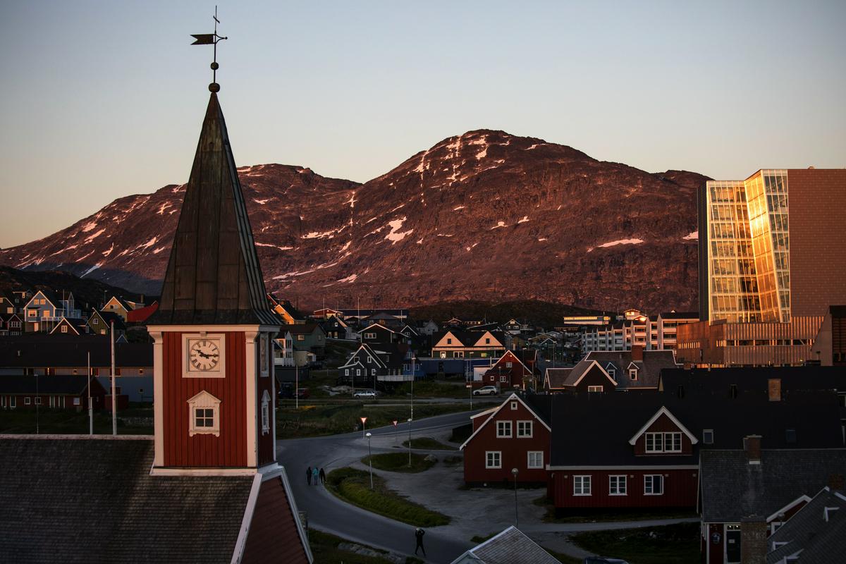 Na Grenlandiji živi okoli 56.000 ljudi, večinoma Inuitov, ki večinoma živijo na zahodni obali v majhnih mestih in zaselkih ali oddaljenih obalnih naseljih. Foto: AP