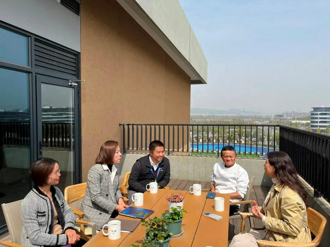 Jack Ma se je nedavno prvič po več kot letu dni na Kitajskem pokazal v javnosti, ko je obiskal osnovno šolo v Hangdžovu. Foto: Reuters