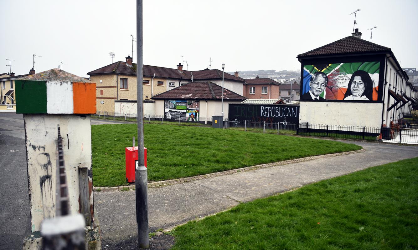 V mestu Londonderry še vedno deluje organizacija Prava IRA, ki ni opustila nasilja za dosego cilja združitve Severne Irske z Irsko. Foto: EPA
