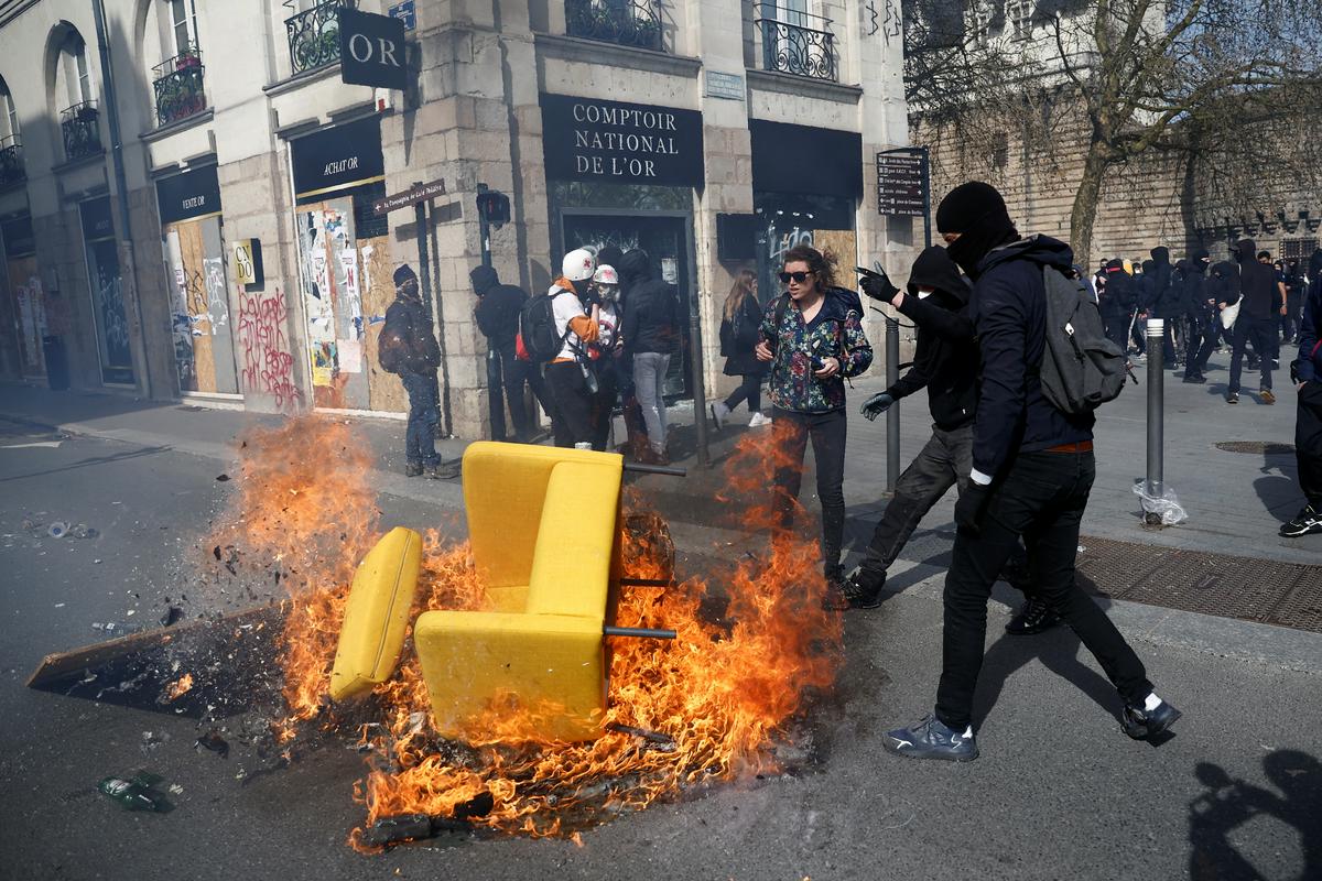 V Nantesu so protestniki zažigali stvari na ulicah. Foto: Reuters