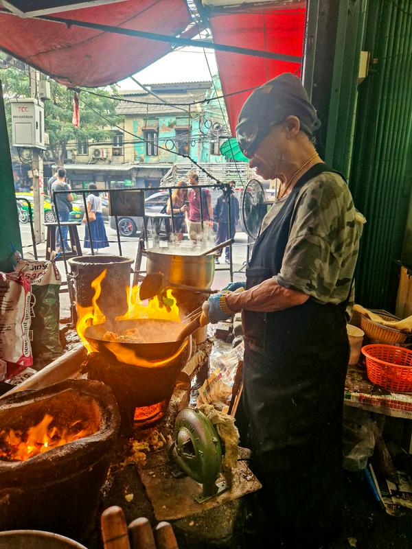 Legendarna Jay Fai pet dni na teden kuha po 12 ur na dan. Foto: MMC RTV SLO/Kaja Sajovic