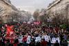 V Franciji več sto tisoč ljudi protestiralo proti Macronu in njegovi pokojninski reformi