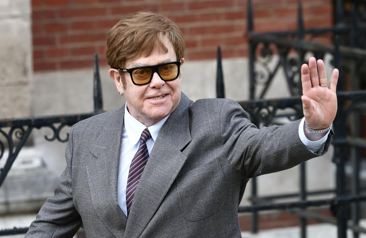 Elton John je bil ogorčen, ko so nekateri tabloidi objavili rojstni list njegovega sina Zacharyja, ko je imel ta le nekaj tednov. Foto: Reuters