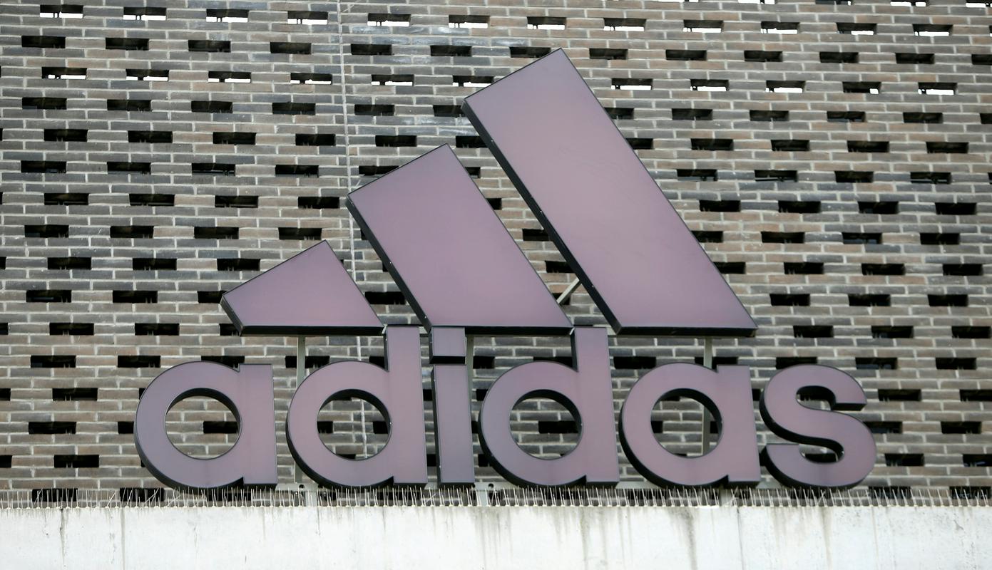 Adidas tri črte uporablja več kot 70 let in je v povezavi z blagovno znamko po letu 2008 sprožil približno 90 tožb. Foto: Reuters