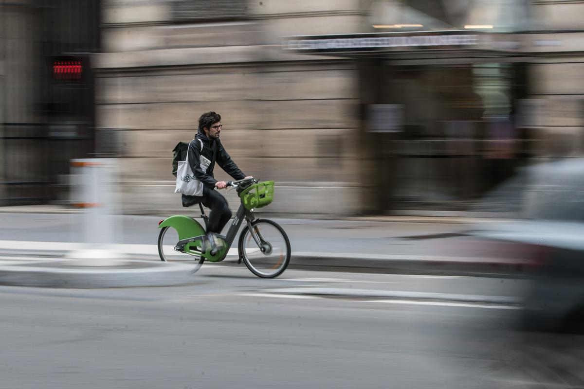Moreno je tudi svetovalec pariške županje Anne Hidalgo, ki želi Pariz spremeniti v mesto, kjer je vsak kotiček mogoče doseči s kolesom. Foto: EPA