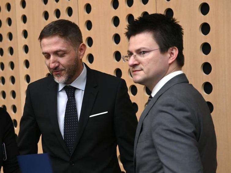 Minister Klemen Boštjančič in državni sekretar Tilen Božič na vrhu koalicije 14. marca, na katerem so predstavili osnutek davčne reforme. Foto: BoBo