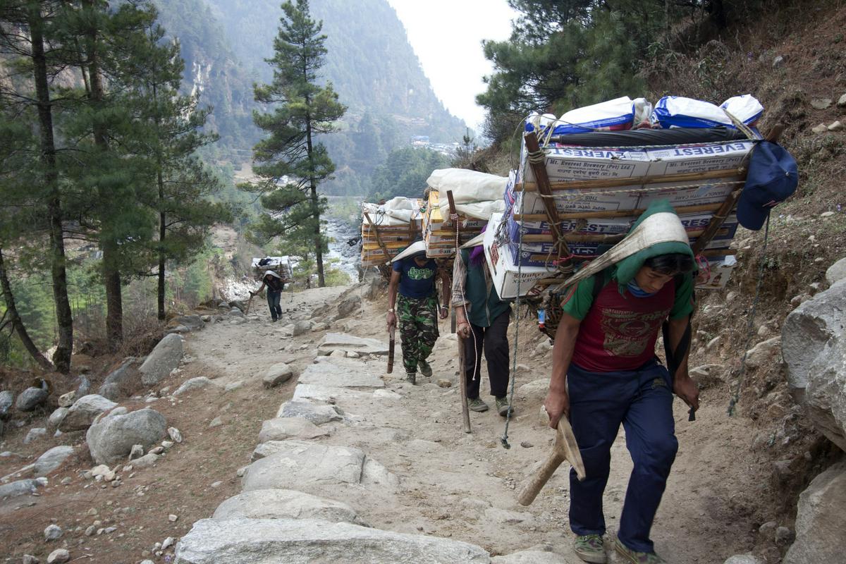 V Nepalu je okoli 2000 od vlade odobrenih podjetij, ki zaposlujejo vodnike in nosače za turiste. Foto: AP
