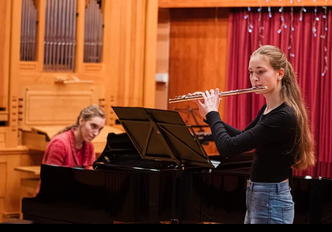 Pia Ptičak je uspešna mlada flavtistka, ki jo navdušuje igranje v triu in orkestru. Foto: Mateja Pelikan