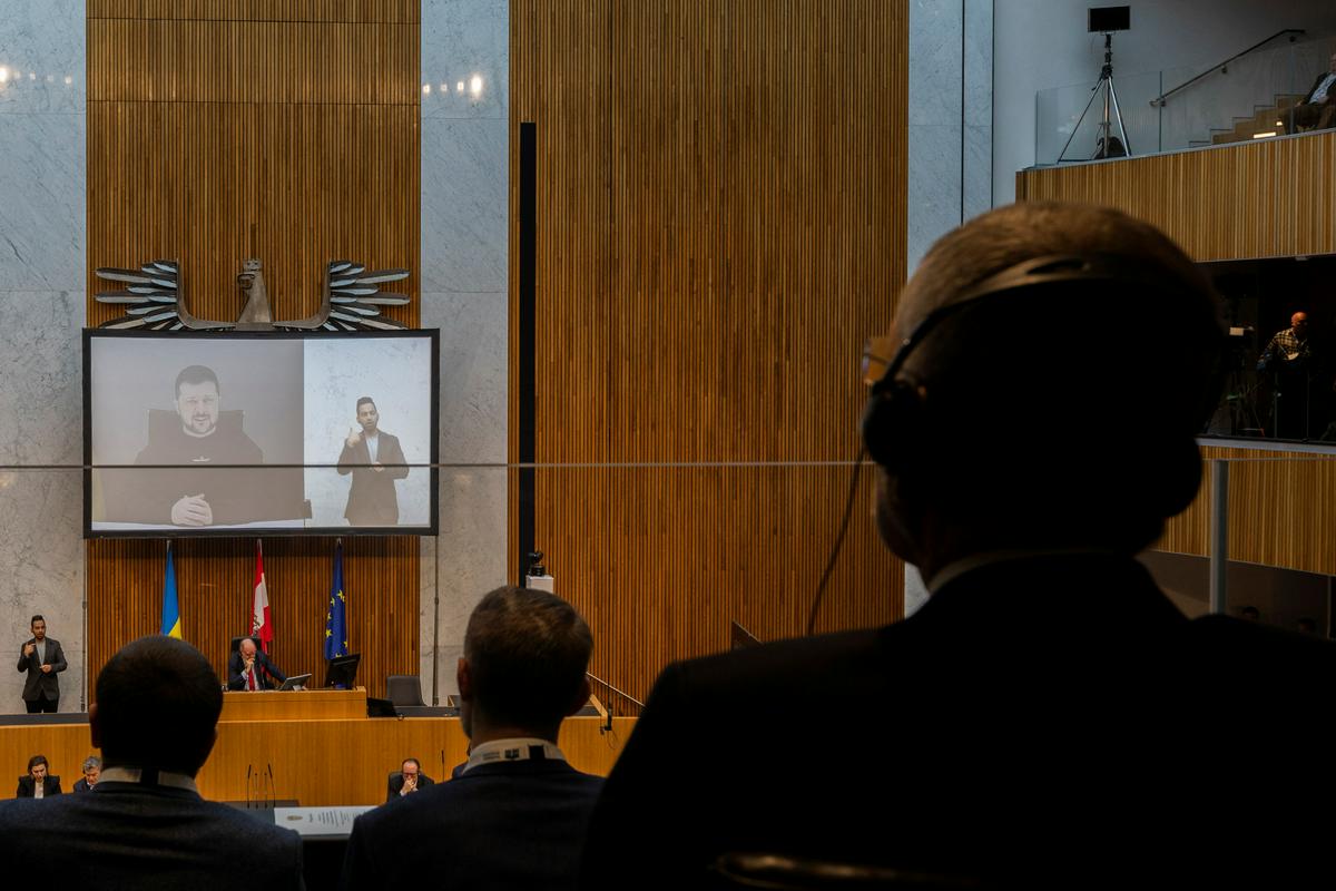 Govoru Zelenskega je v parlamentu prisluhnil tudi avstrijski predsednik Alexander van der Bellen. Foto: Reuters