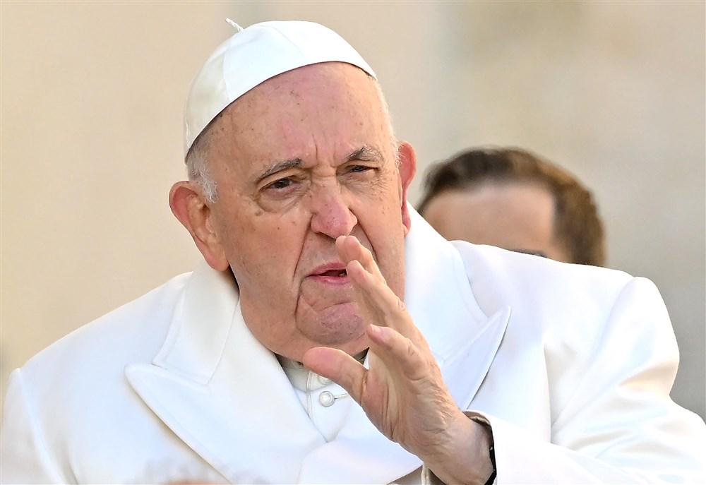 Papež ima že dalj časa zdravstvene težave. Foto: EPA