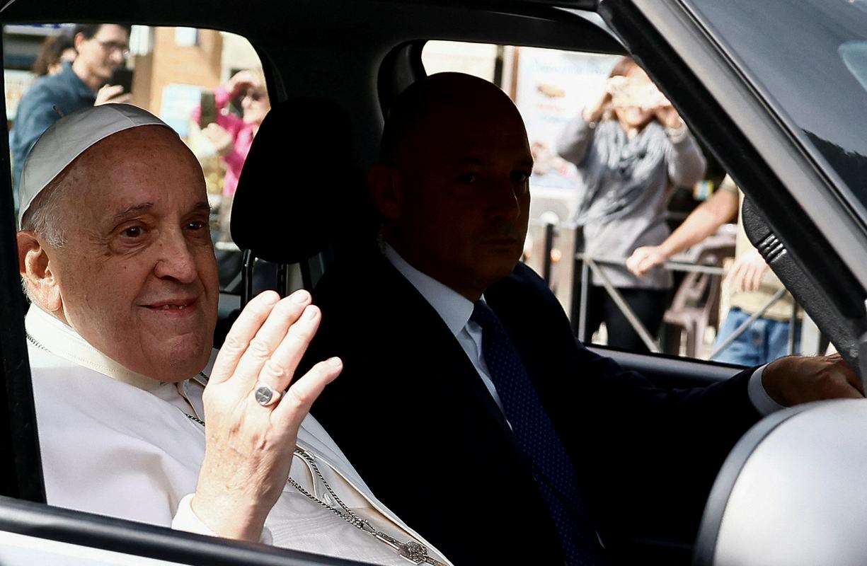 Papež Frančišek je dobro razpoložen pozdravil zbrano množico. Foto: Reuters