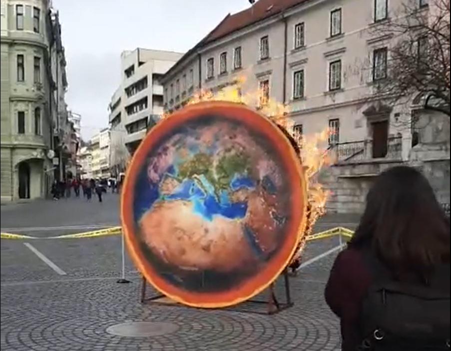 Performans okoljskih aktivistov na Prešernovem trgu v Ljubljani. Foto: Zajem zaslona