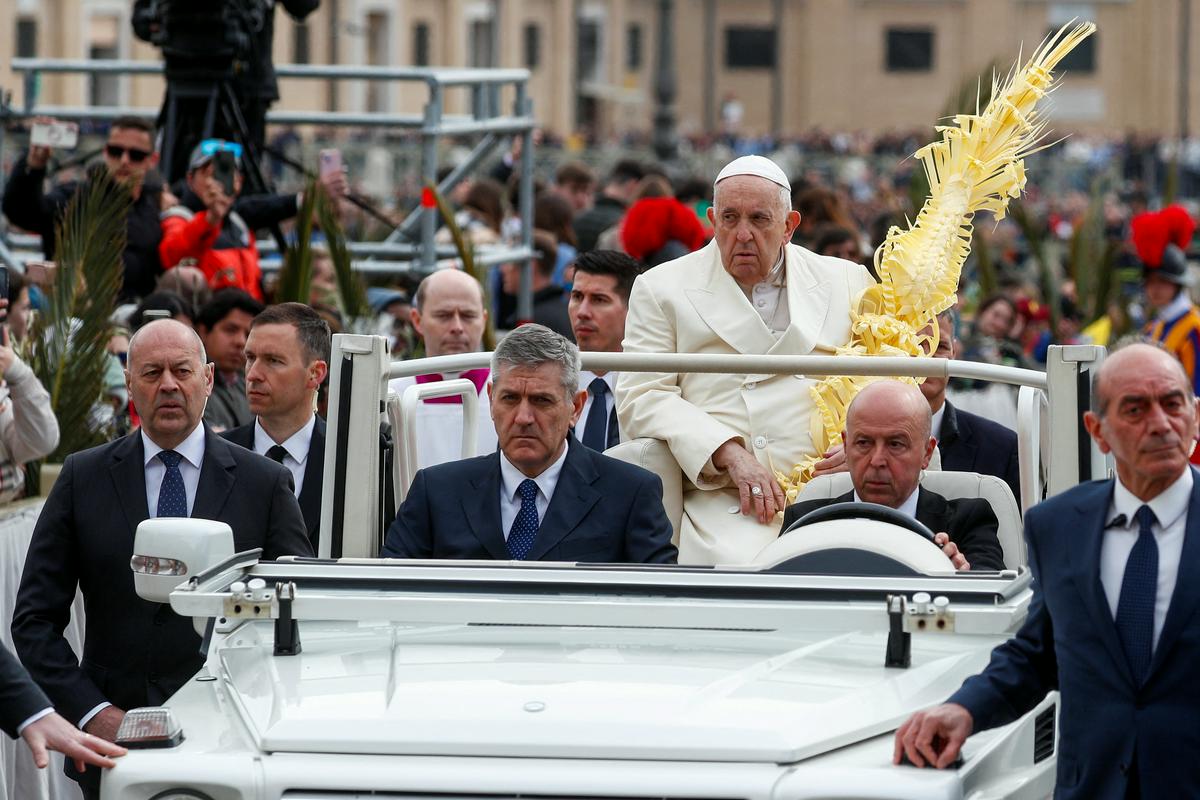 Papež Frančišek se je z avtomobilom pripeljal na Trg svetega Petra. Foto: Reuters
