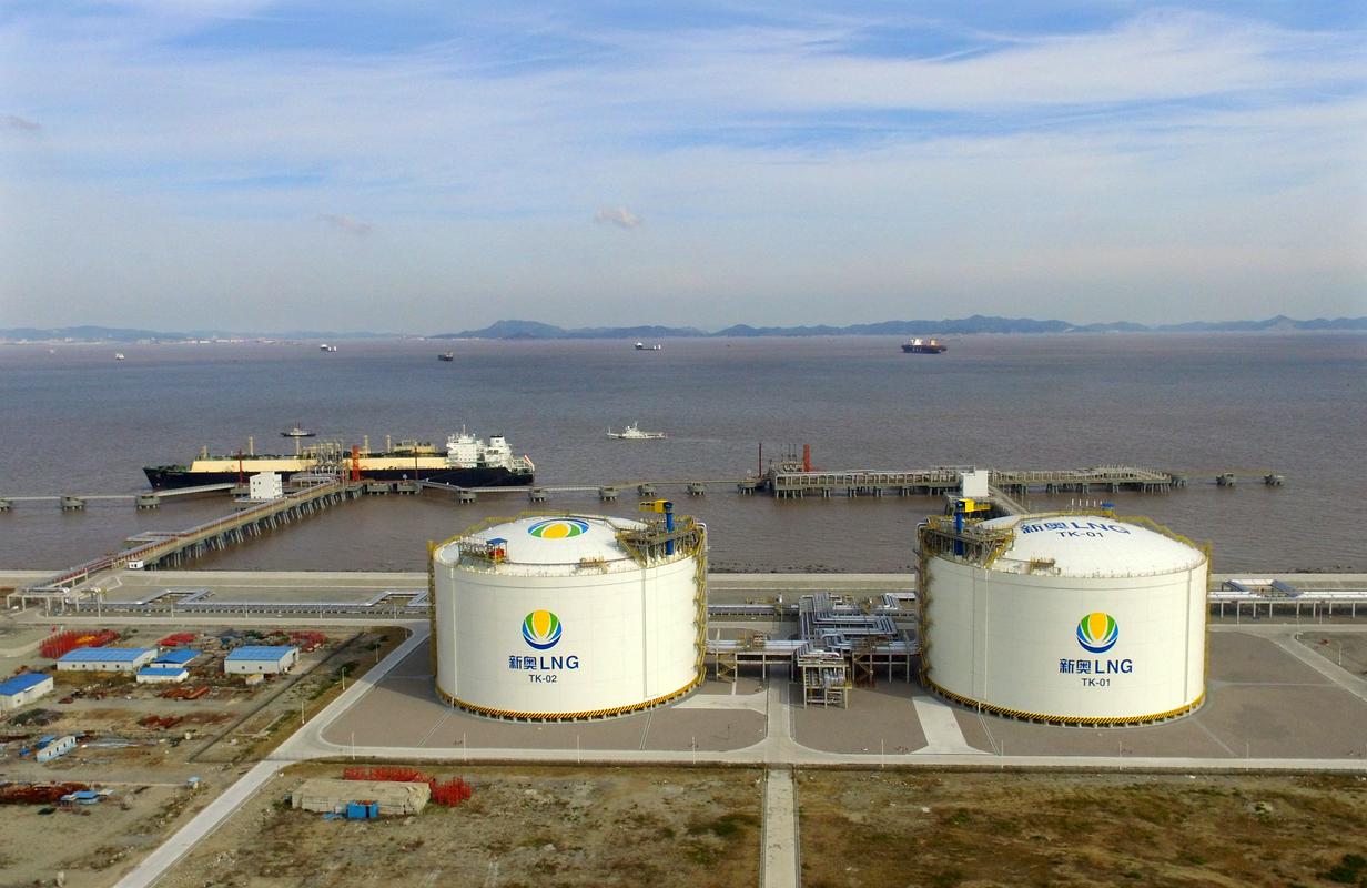 Približno polovico svojih potreb po zemeljskem plinu Kitajska zadosti z uvozom, od tega dve tretjini z utekočinjenim plinom, pri katerem Avstralija predstavlja 40 odstotkov in ZDA deset odstotkov uvoza LNG-ja. Foto: Reuters