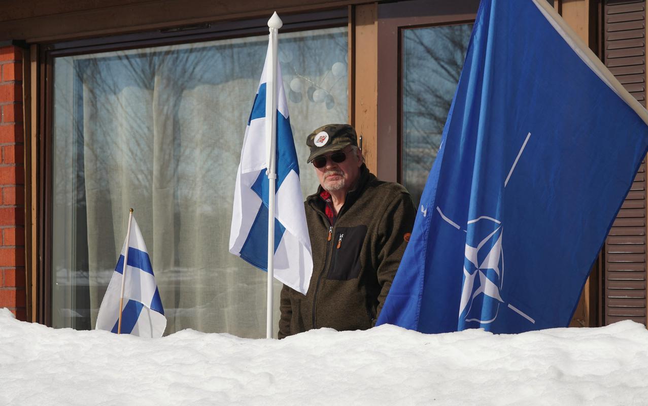 Upokojeni finski vojaški inženir Ilkka Lansivaara je pred svojim domo v Virolahtiju razvil zastave Finske in Nata. Foto: Reuters