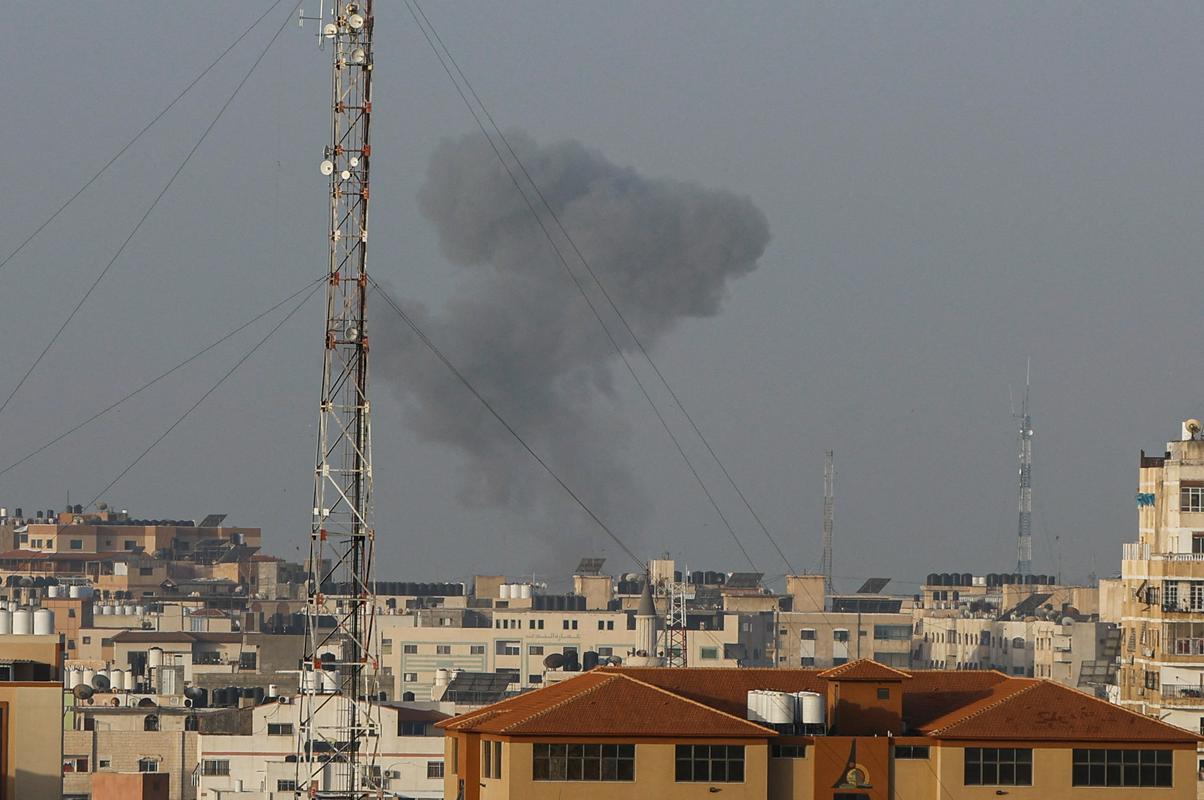 Dim po eksploziji v Gazi. Foto: Reuters
