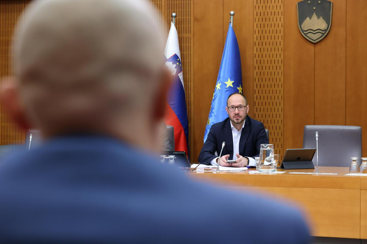 Predsednik komisije Jernej Vrtovec (NSi) je ocenil, da gre v delu sklepa za vrednostno politično sodbo, in zato napovedal glasovanje proti. Foto: DZ/Matija Sušnik