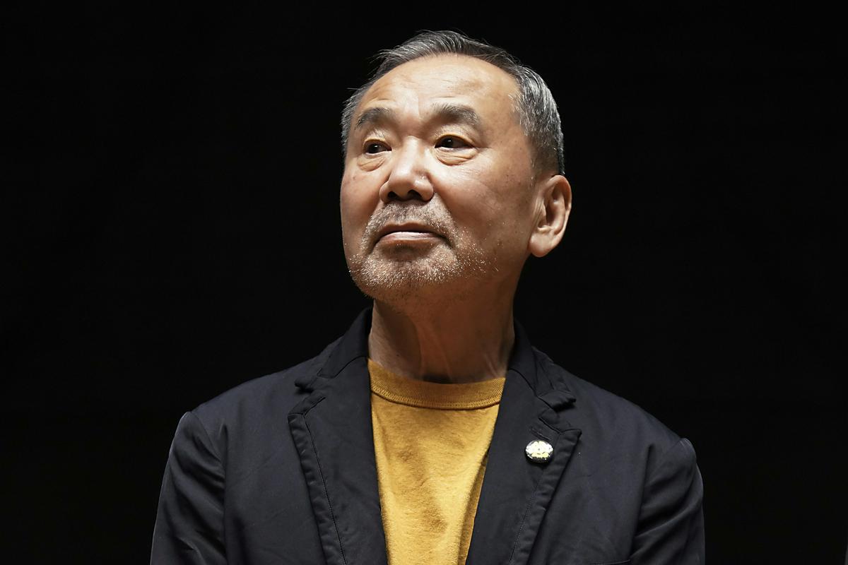 Opus 74-letnega Murakamija obsega uspešnice, kot sta Norveški gozd in Kafka na obali. Znan je po svojih zgodbah, v katerih prepleta osamljenost sodobnega življenja z absurdnimi situacijami. Njegova dela je mogoče brati v približno 50 jezikih, tudi v slovenščini. Foto: AP