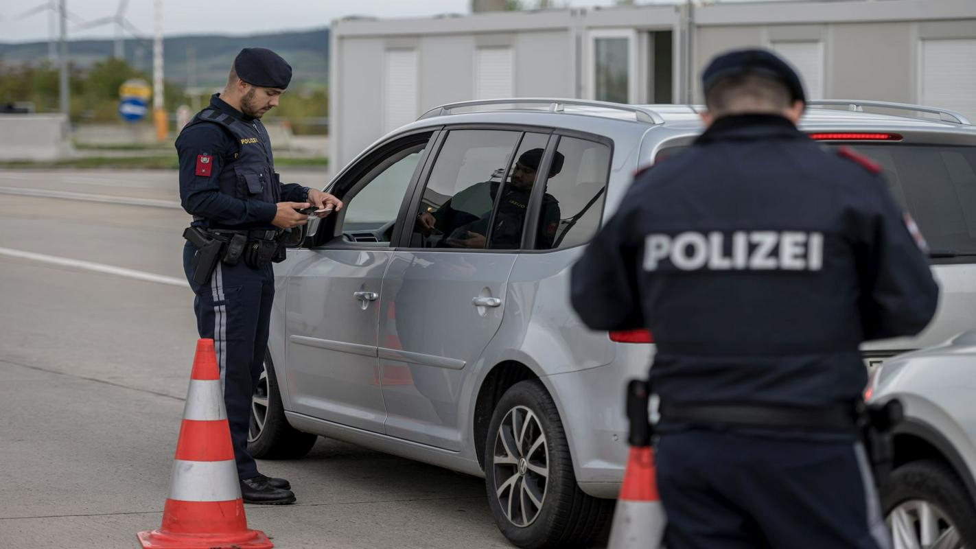 Po mnenju poslancev morajo biti mejni nadzori v schengenskem prostoru začasni, usmerjeni in utemeljeni. Foto: EPA