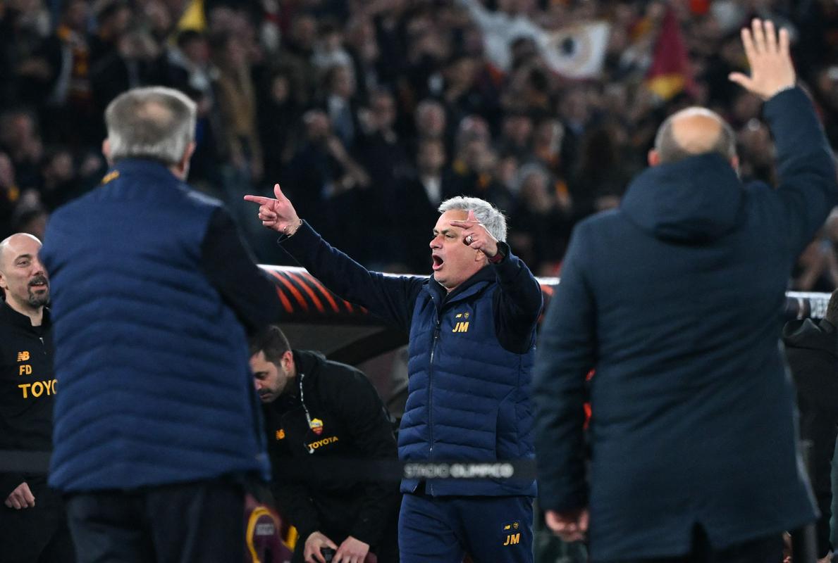 Evforični Jose Mourinho je dirigiral navijačem Rome ob koncu podaljška. Foto: Reuters