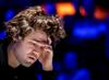 Medtem ko se bije boj za njegovega naslednika, Magnus Carlsen igra – poker