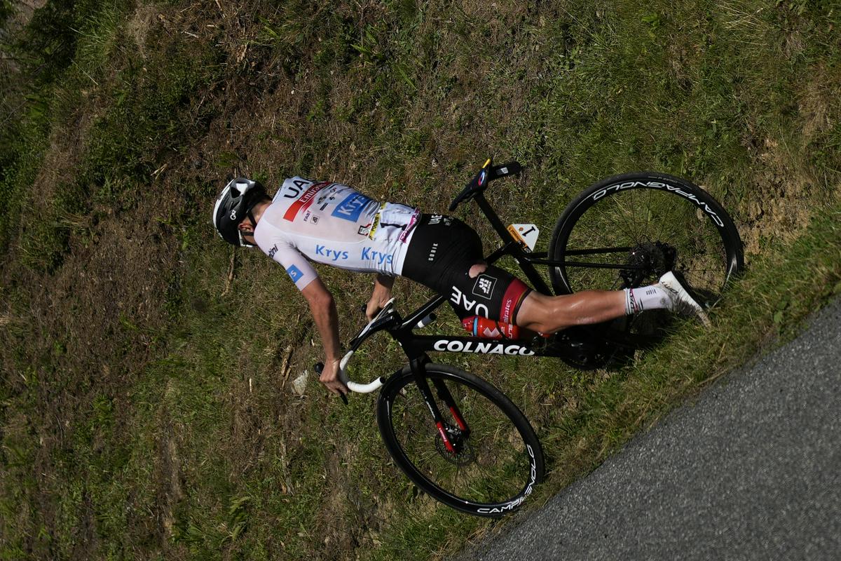 Tudi Pogačar doživlja padce na dirkah, a doslej niso bili usodni. Na lanskem Touru je padel na Danskem v 2. etapi, takoj po prečkanju mostu, nato pa še v 18. etapi med spustom s Spandellesa (na sliki), ko je pritisnil na rumeno majico Vingegaarda. Na Flandriji 2022 se je zapletel v padec že med zaprto vožnjo. Na Strade Bianche 2022 je bil udeležen v množičnem padcu na makadamu, kjer je poletel Alaphilippe, Mohorič pa si je poškodoval koleno, sam pa kljub pristanku na hrbtu nato slavil z epskim 55 km dolgim solo napadom. Foto: AP
