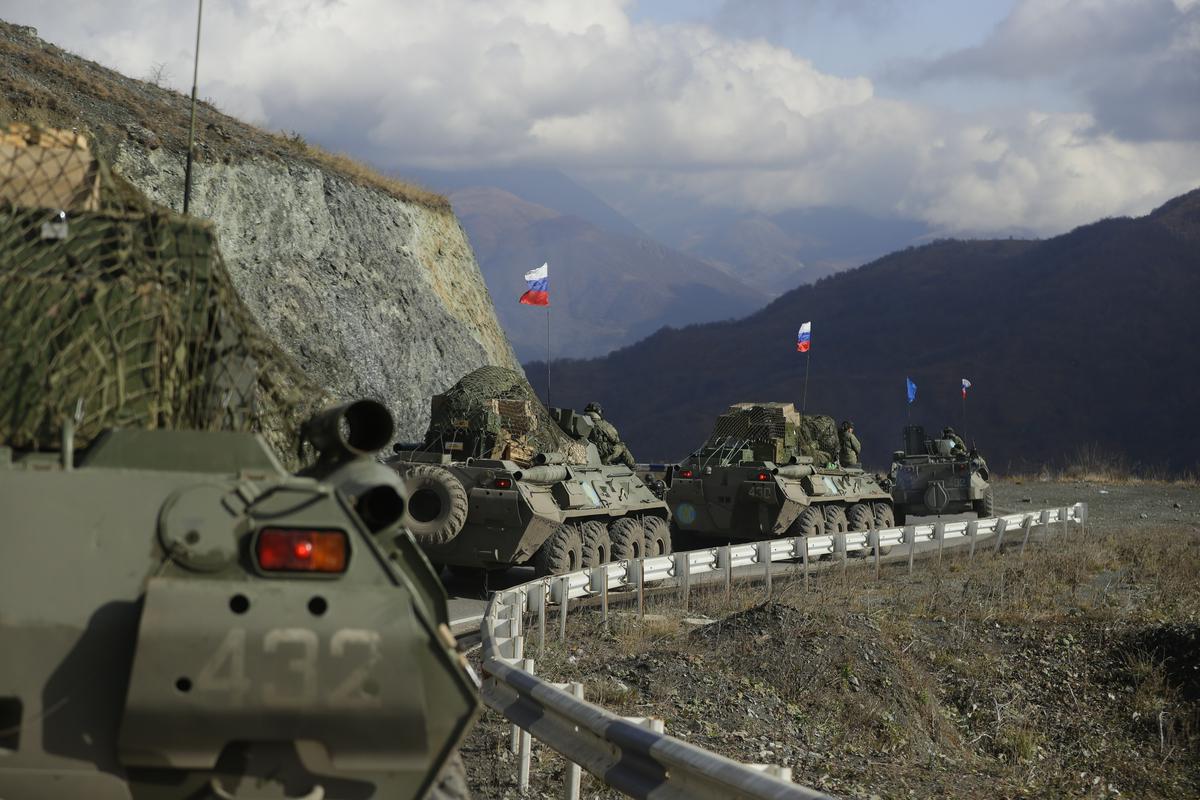 Koridor Lačin je edina vez Armenije z Gorskim Karabahom, tam pa so nameščene ruske mirovne sile. Foto: Reuters