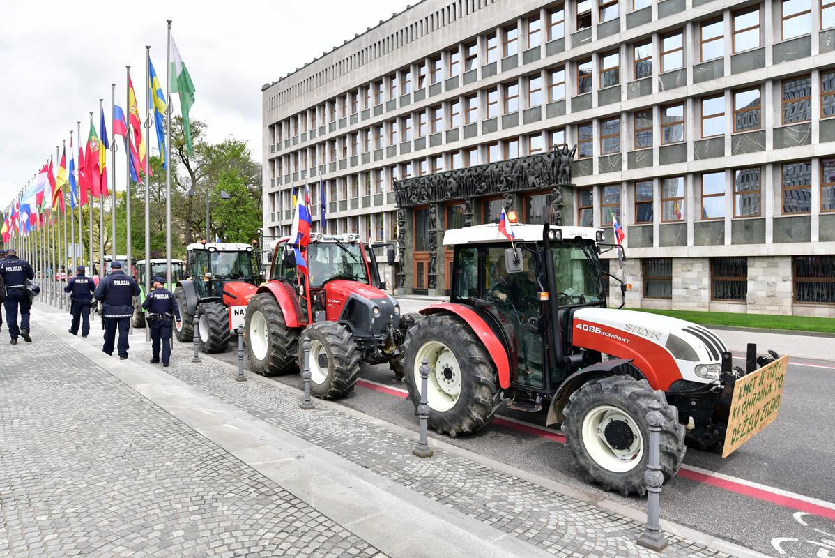 Protestniški traktorji pred parlamentom. Foto: BoBo