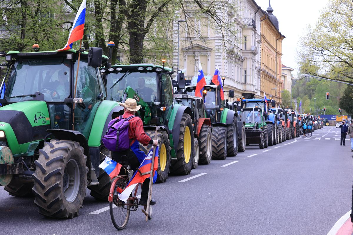 Protestniki se bodo lahko še naprej vozili po Ljubljani, ne da bi jih doletela kakšna globa, je zatrdil ljubljanski župan. Foto: BoBo
