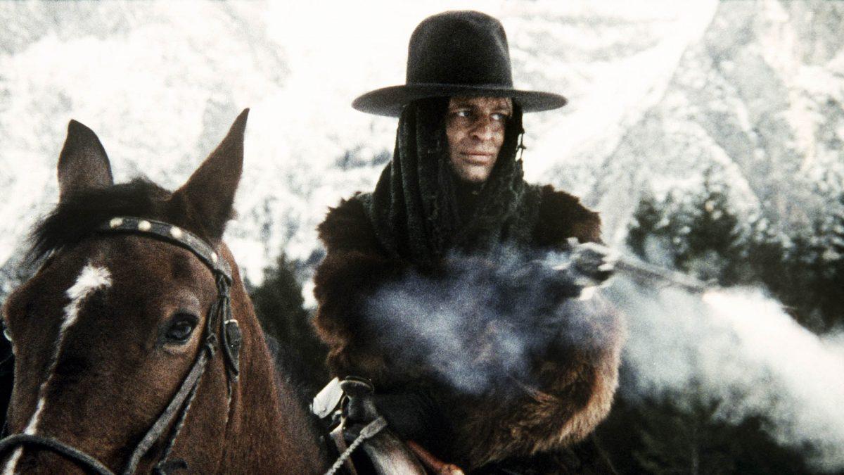 V Veliki tišini mora skrivnostni, nemi revolveraš (Jean-Louis Trintignant) zaščititi prebivalce zasnežene gorske vasice Snow Hill, ki jih za lepe honorarje desetkajo lovci na glave. Na seznamu za 