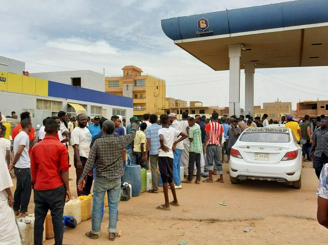 Ljudje v Kartumu se zbirajo, da bi dobili gorivo. Foto: Reuters