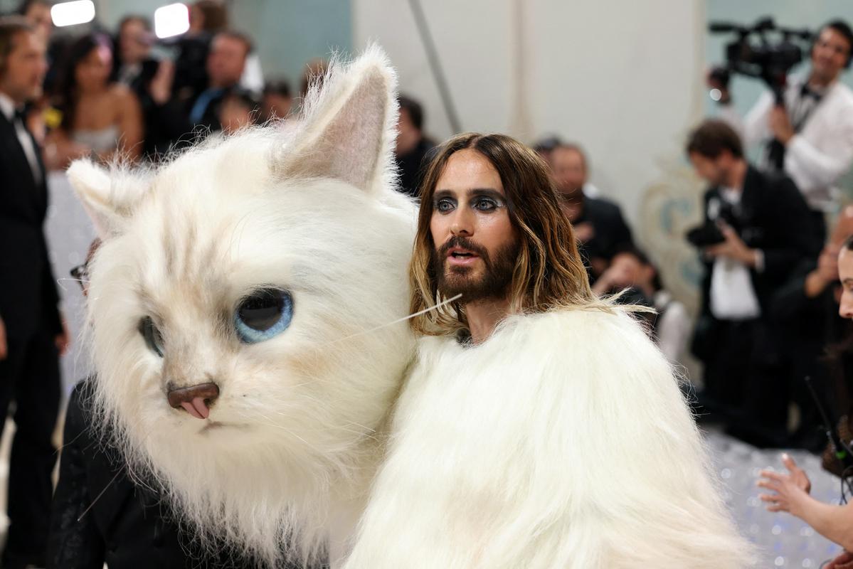 Jared Leto, oblečen kot Lagerfeldov maček Choupette. Foto: Reuters