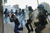 V Franciji na prvomajskih protestih pridržanih 540 ljudi, ranjenih 61 protestnikov in 406 policistov