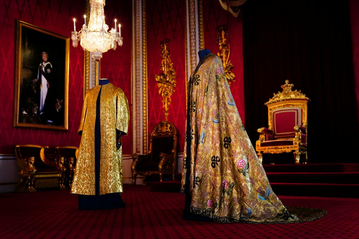 Slovesna oblačila, v katera bodo odeli kralja Karla III. V nasprotju s svojimi (moškimi) predhodniki Karel na obredu ne bo nosil pajkic, ampak bo v uniformi. Foto: Reuters