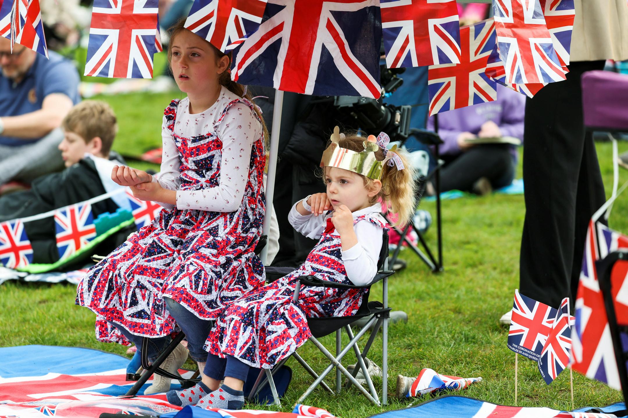 Na ulicah Londona množica ljudi čaka začetek kronanja