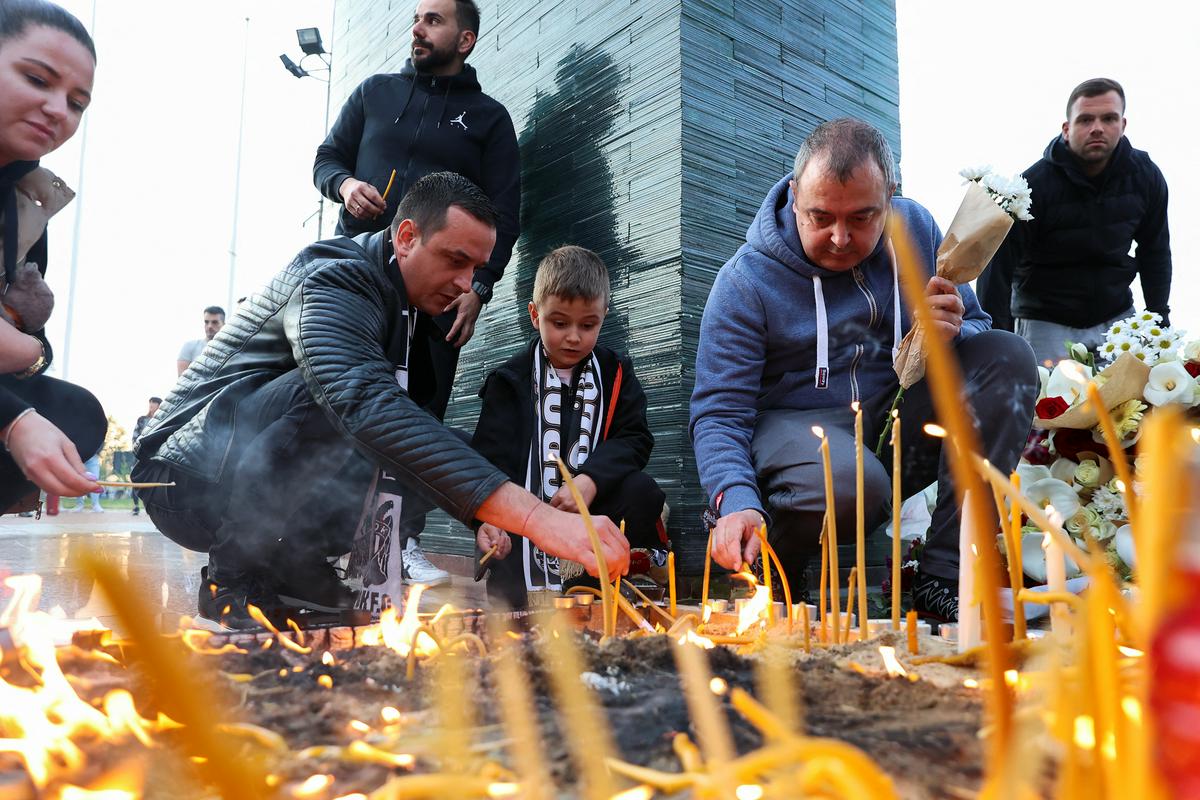 Prižiganje sveč v Beogradu. Foto: Reuters