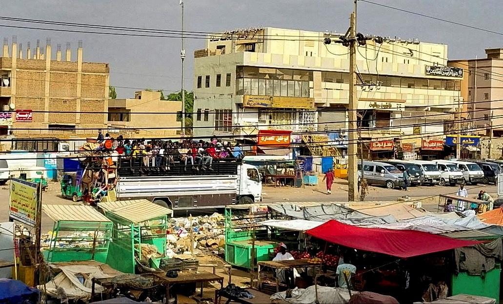 Prebivalci Kartuma na tovornjakih zapuščajo sudansko prestolnico. Foto: Reuters